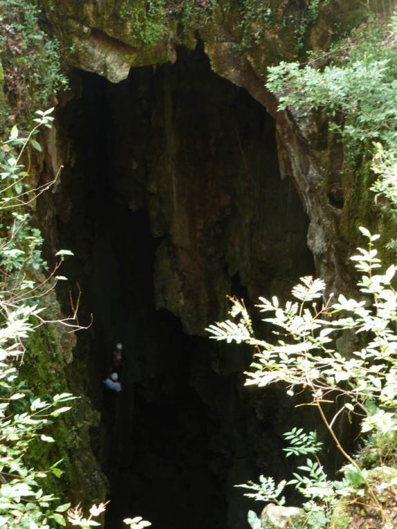 Descendo de rapel o Abismo de Anhumas, em Bonito, no Mato Grosso do Sul